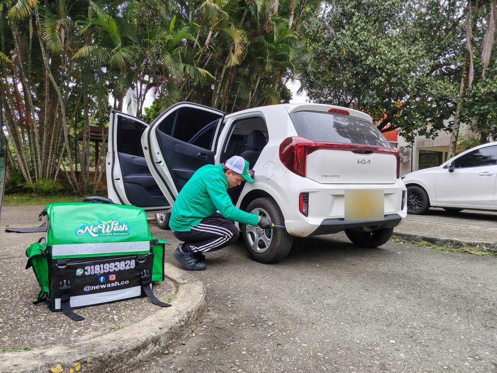 Especialista Newash lavando el exterior de un vehículo a domicilio en Cali