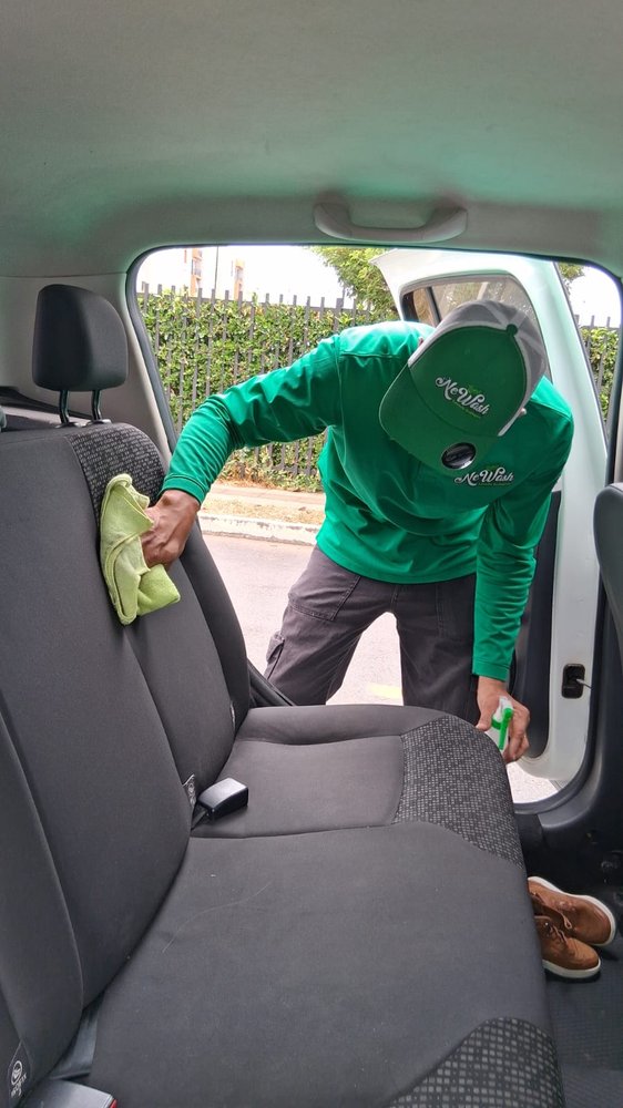 Especialista Newash limpiando el interior de un vehículo a domicilio en Cali