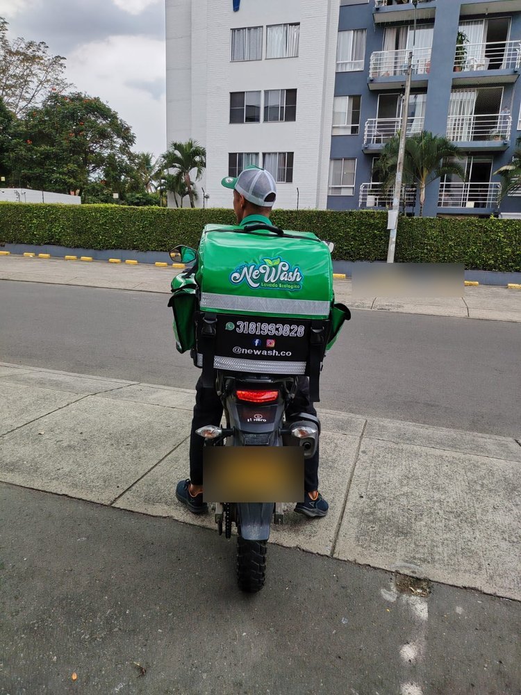 Especialista Newash en camino a un servicio a domicilio en Cali